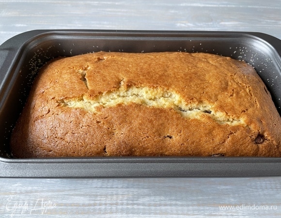 Кексу дайте остыть 10 минут, достаньте его из формы.