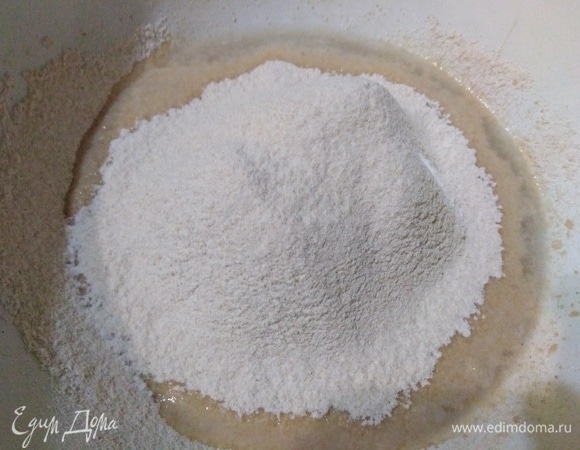 Дрожжи растворить в теплой воде с сахаром. Когда начнется брожение, добавить соль, ванилин, немного просеянной муки. Перемешать.