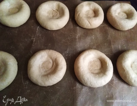 Сформировать заготовки. Выложить на противень.