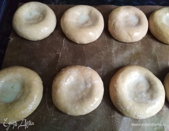 Накрыть салфеткой. Оставить на 30 минут. Смазать яйцом.