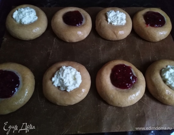 Выложить начинку — варенье или творог.