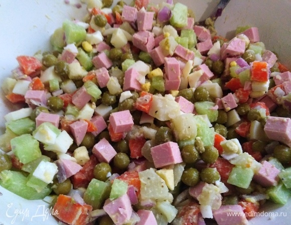 Посолить, добавить перец. При подаче заправить майонезом.