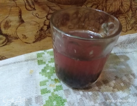 Изюм промыть. Залить 100 мл холодной воды. Накрыть салфеткой и оставить при комнатной температуре на 3 дня. По истечении времени процедить через марлю.