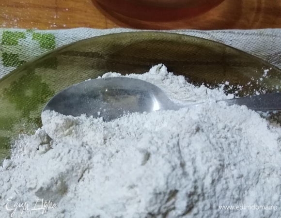 Настой от изюма смешать с водой (150 мл) и ржаной мукой. Консистенция — как у теста для оладий.