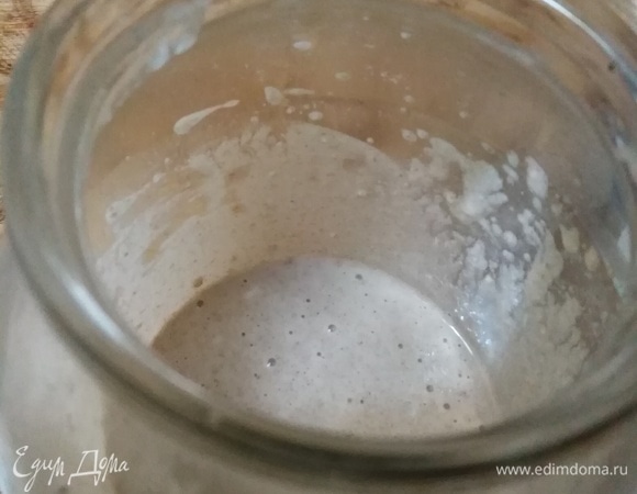 Переложить закваску в высокую банку объемом до 2 литров. Накрыть салфеткой.