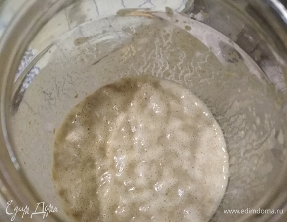 Оставить при комнатной температуре на 24–48 часов. Все зависит от температуры в помещении. Готовая закваска увеличится в объеме, забродит и запузырится. Закваску можно хранить, неплотно прикрыв, при комнатной температуре и «подкармливать» ее каждые 2 дня (для этого 50 мл воды смешать с 50 г ржаной муки и соединить с закваской. Если вы уже использовали закваску, то количество увеличить до 100 г муки и 100 мл воды). Либо хранить в холодильнике. Перед приготовлением достать из холода, оставить на 1,5–2 часа, «подкормить» и дать постоять еще 1,5–2 часа. В дальнейшем «подкормка» закваски равна весу используемого количества: если вы берете 50 г закваски, то добавляете в общую массу 25 мл воды и 25 г муки.