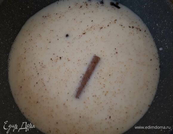 Стручок ванили разрежьте вдоль, натрите примерно четверть мускатного ореха и добавьте их в молоко вместе с остальными специями и сахаром. Доведите до кипения и проварите на медленном огне 5 минут. Затем снимите с огня.