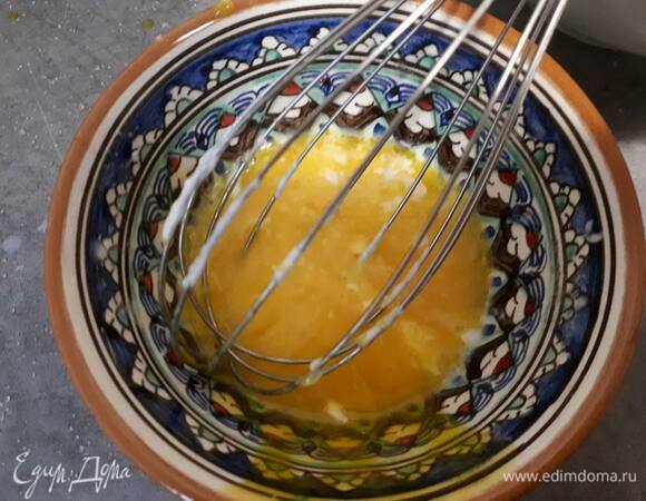 К желтку добавьте 2–3 ст. л. молока, слегка взбейте и вылейте в кастрюлю.