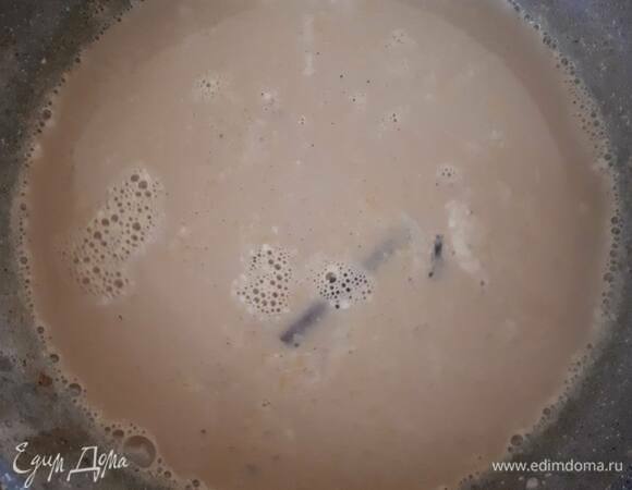 Добавьте кофе, перемешайте и дайте остыть до комнатной температуры.