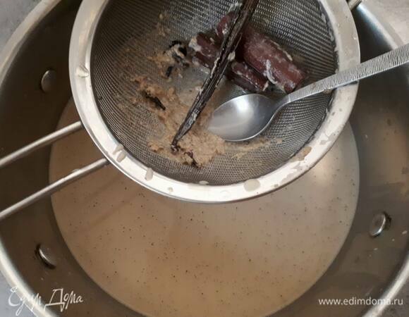 Влейте виноградную настойку, перемешайте, затем процедите через сито и разлейте по бутылкам.