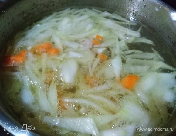 В подсоленной воде курицу отварить до готовности. Достать, охладить. В бульон добавить нарезанные лук и морковь. Варить 10 минут.