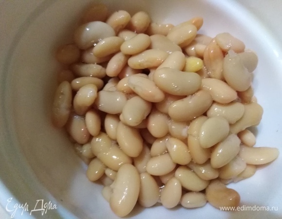 С фасоли слить жидкость. Добавить фасоль в кастрюлю. Проварить 10 минут.