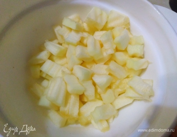 Кабачок очистить, вычистить, нарезать. Добавить в суп. Проварить 10 минут.