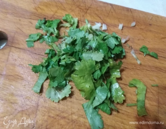 Нарезать кинзу и добавить в кастрюлю. Прокипятить в течение 1–2 минут.