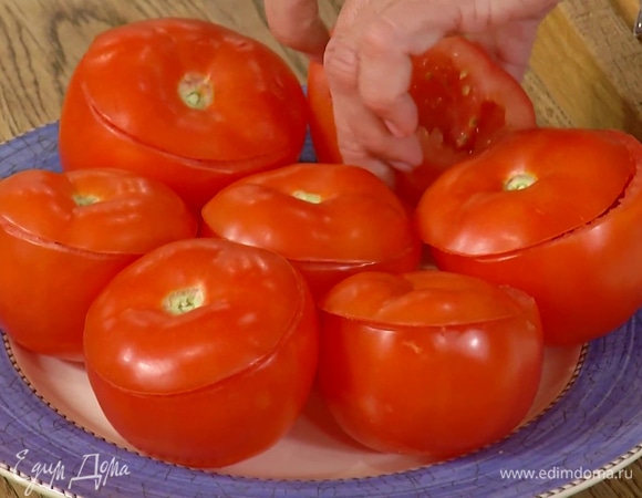 С помидоров срезать верхушки, так чтобы получились крышечки, затем ложкой вынуть всю мякоть и откинуть ее на сито.