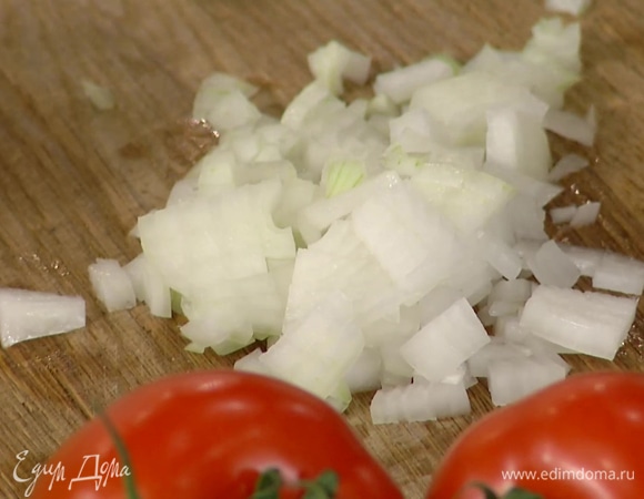 Лук почистить и нарезать мелкими кубиками.