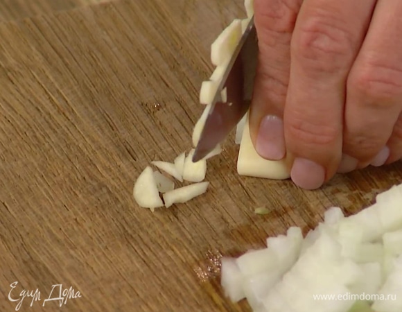 Чеснок почистить и мелко порубить.