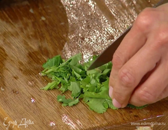 Кинзу мелко нарезать, добавить к начинке и перемешать.