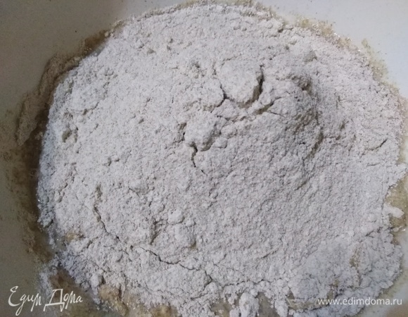Всыпать муку.