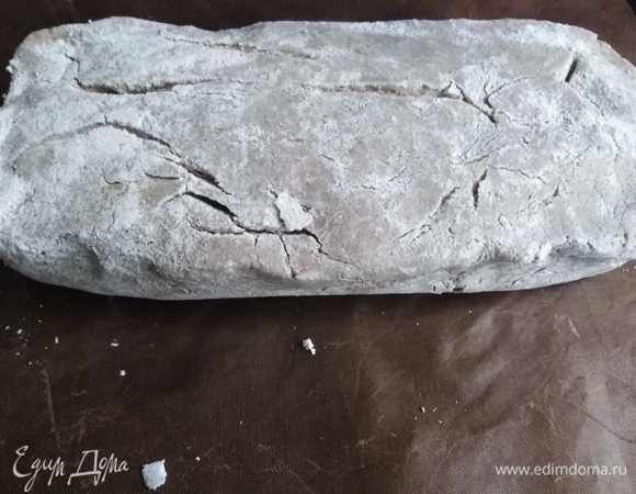 Выложить заготовку на противень. Поставить в разогретую духовку на нижний уровень. Выпекать 15 минут при температуре 230°C.