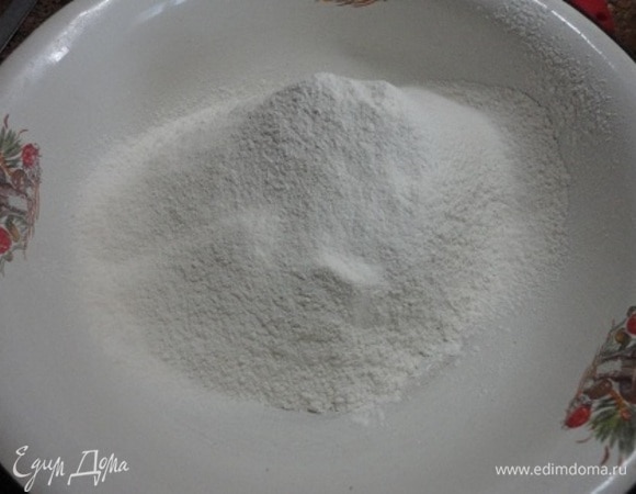 Подготовить форму. Дно можно выстлать пекарской бумагой. Края формы не смазывать маслом. Включить духовку на 170°C. Муку с разрыхлителем и солью просеять.