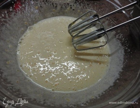 Желтки отделить от белков и с половиной сахара взбить до пышности.