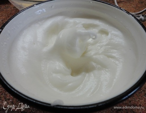 Начните взбивать белки. Когда они начнут белеть, добавляйте по ложке оставшийся сахар. Продолжайте взбивать до устойчивых пиков.