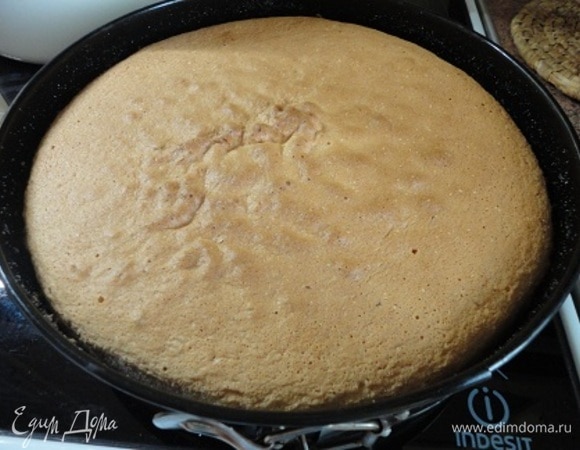 Смешайте желтки с сухими ингредиентами и осторожно введите белки. Выпекайте 35–40 минут в форме диаметром 23–24 см.