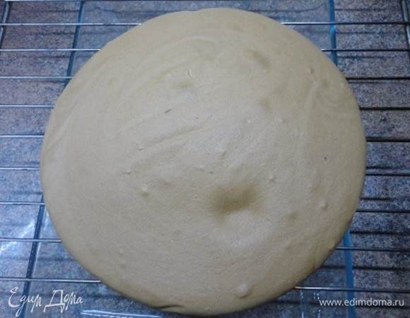 Готовый бисквит остудите на решетке, заверните в пищевую пленку и оставьте при комнатной температуре на ночь. Так он легче будет разрезаться.