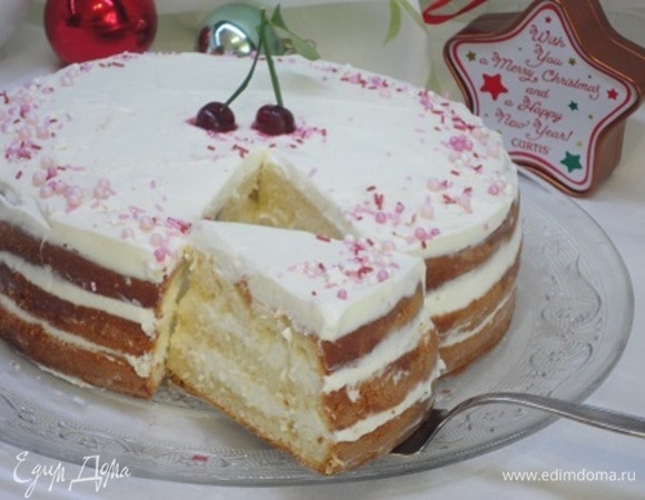 Бисквит разрезаем на три коржа, пропитываем ванильным сиропом и смазываем кремом. Смазываем кремом также верхушку торта. Наносим на боковые поверхности торта слой крема. Удаляем излишки крема шпателем, оставляя коржи голыми. Украшаем по своему усмотрению.