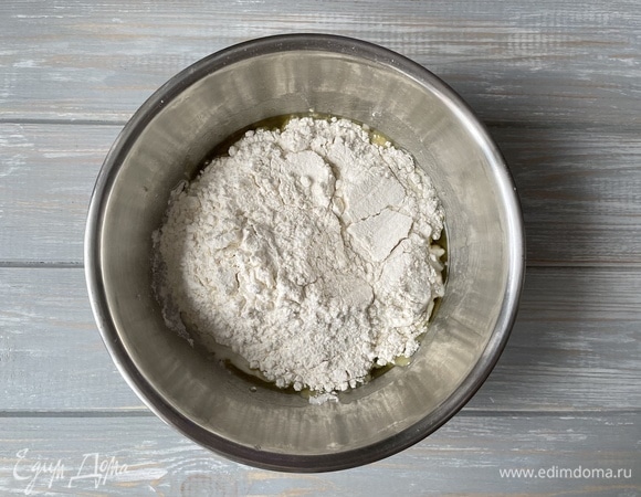 Добавьте всю муку.