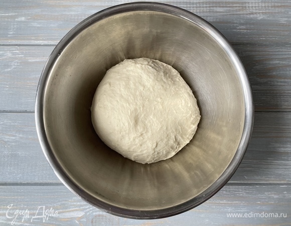 Руками замесите тесто в течение 5–6 минут. Миску с тестом накройте пищевой пленкой, дайте тесту отдохнуть 30–40 минут.