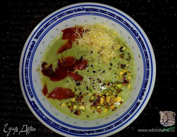 Подавайте с рублеными фисташками и тертым сыром (у меня комте). Можно также добавить жареный бекон.