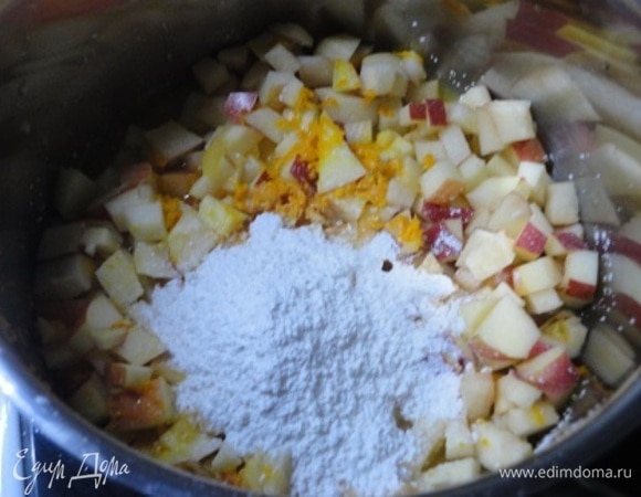 Для начинки яблоки нарезаем небольшими кубиками и объединяем с сахаром и крахмалом в небольшом сотейнике. Добавляем цедру апельсина, апельсиновый сок и лимонный сок, сахар с крахмалом и доводим до кипения. После загустения массы снимаем ее с огня и остужаем. Для пропитки соединяем мед, сок и цедру апельсина, сок и цедру половины лимона в сотейнике и доводим до кипения. Даем остыть.