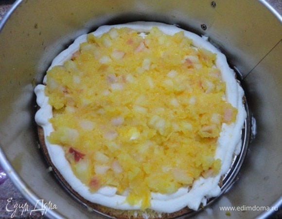 Бисквит разрезаем на 3–4 коржа. Каждый корж смазываем пропиткой, добавляем крем, начинку, затем — снова крем и закрываем сверху коржом. Повторяем эти действия, пока не закроем торт финальным коржом. Его тоже обязательно пропитываем.