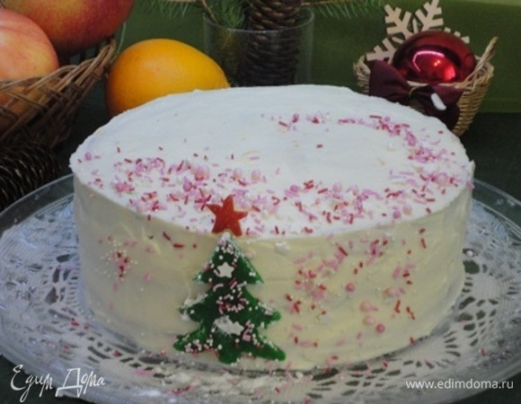 Убираем торт в холодильник минимум на 4 часа. Затем достаем его из холодильника и наносим финишный крем. Украшаем по своему усмотрению. У меня елочка из марципана, который я готовила для штоллена.