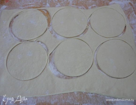 Включите духовку для разогрева на 200°C. Пласты теста раскатайте до 3 мм и вырежьте кружочки.