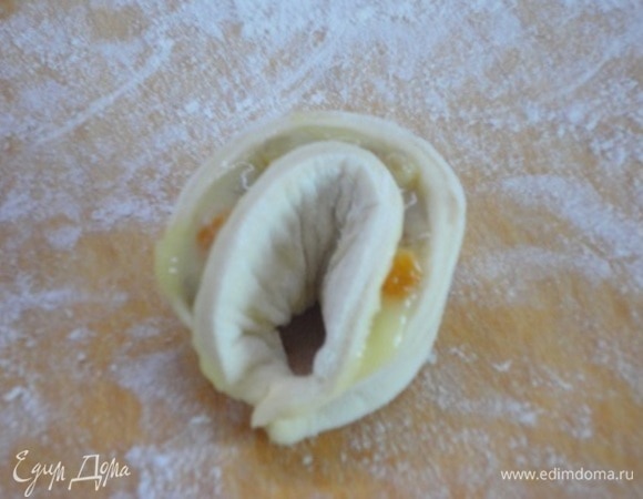 Сложите лепешечку пополам, края не защипывайте. Соедините уголки и тщательно их защипните.