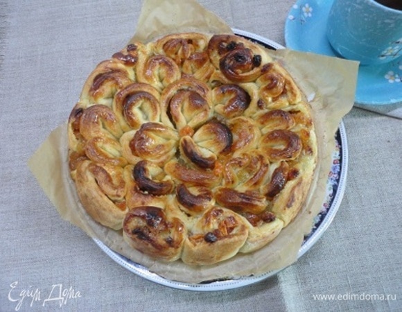 Выпекайте 35–40 минут. Готовый пирог можно посыпать сахарной пудрой или смазать медом (еще горячий).