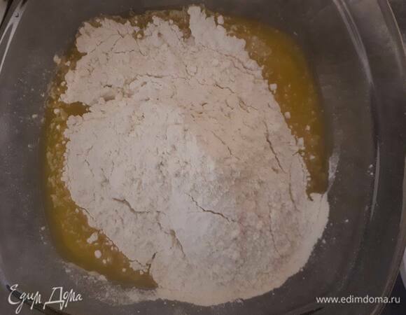 Для детрампа растопите масло, смешайте с остальными ингредиентами и соберите тесто в шар.