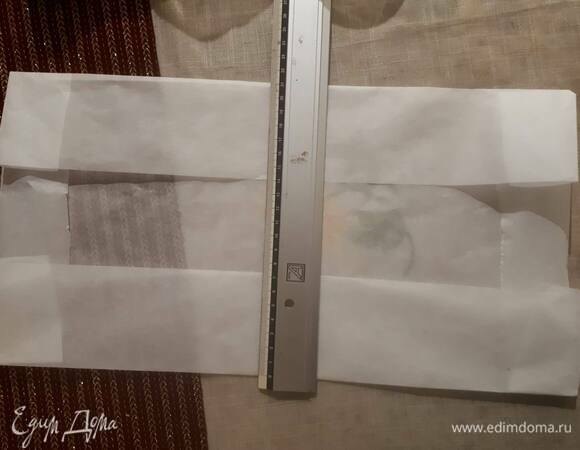 Подготовьте пекарскую бумагу для патона. Его нужно будет раскатать в квадрат со стороной примерно 21см. Для этого нужно отрезать лист бумаги и согнуть края так, чтобы внутри получился прямоугольник размером 21х42 см.