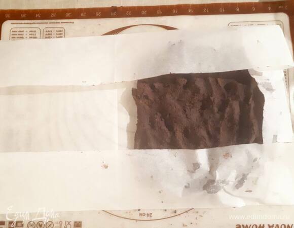 Положите патон на приготовленную бумагу и заверните края.