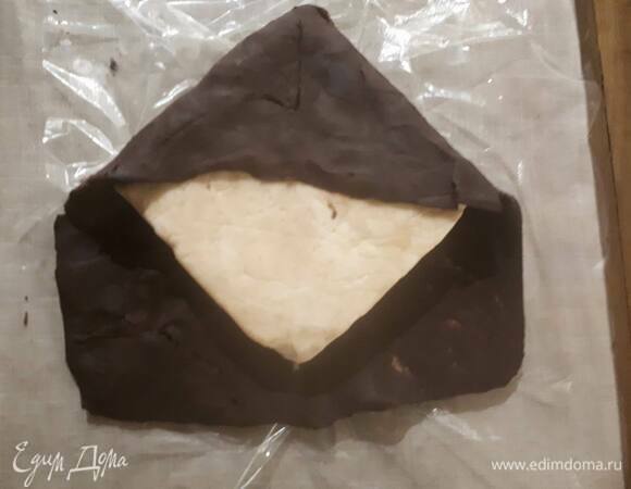 Когда детрамп и патон достаточно застынут, выложите детрамп на патон и заверните уголки конвертиком. Если патон даст трещинки, просто залепите их. Заверните все в пищевую пленку и оставьте в холодильнике еще на 1 час.