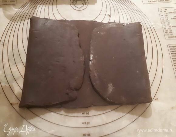 Раскатайте тесто поперек первой складки и сделайте еще один двойной тур. Заверните в пленку и отправьте в холодильник на 1 час.