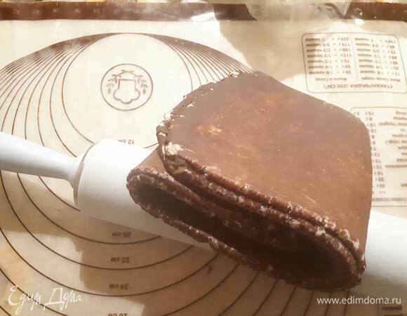 Раскатайте тесто поперек второй складки на 3 длины. Заверните края к центру — это простой тур. Заверните в пленку и отправьте в холодильник на 30 минут.