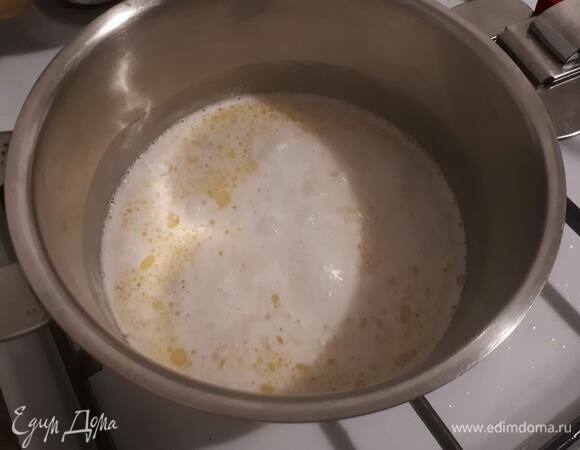 Вскипятите молоко с ромом, маслом и специями. Специи можно добавить любые по вашему желанию. Я добавила стручок ванили и тертый боб тонка.