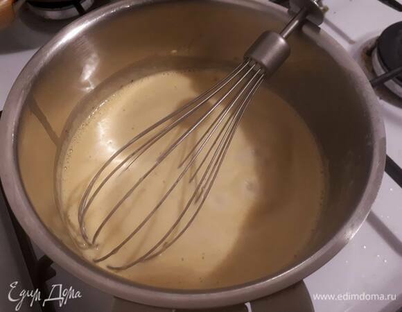 Влейте немного молока к желтку, перемешайте и перелейте все обратно в кастрюлю. Доведите до загустения на медленном огне, постоянно помешивая.