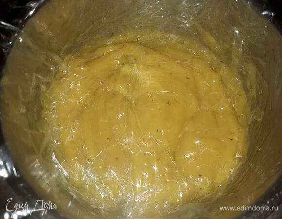 Накройте пищевой пленкой в контакт и дайте остыть.