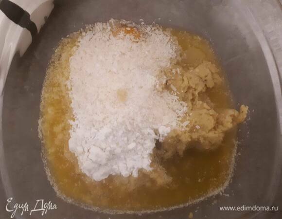 Для франжипана растопите масло, смешайте с остальными ингредиентами, кроме манго, и добавьте весь крем патисьер.