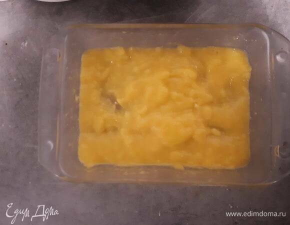 Нарежьте манго на кусочки и пюрируйте 130 г мякоти.